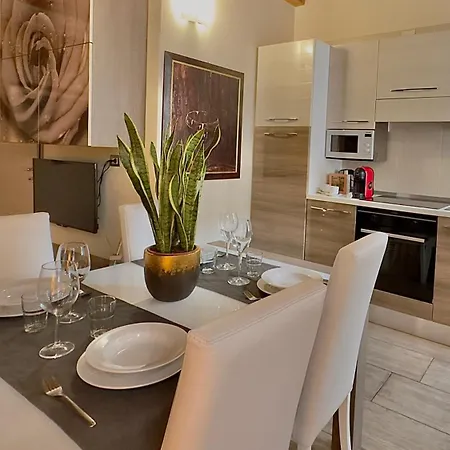 Medioevo I - A Due Passi Dal Duomo * كومو